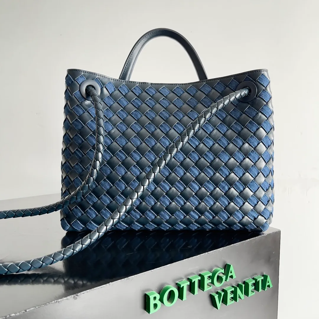 Batch 2260 BOTTEGA VENETA's new ANDIAMO handbag. This denim woven bag perfectly interweaves retro and trendy! Each strand of hand-woven denim carries ingenuity, and the color-blocking design breaks away from the norm. Not only is the capacity impressive, it also adds fun and cuteness, making it easy to hold various styles. Exquisite metal accessories shine on the ruggedness of denim, coexisting toughness and femininity. Denim has its own youthful and energetic attributes, giving people a retro, classic and relaxed and free feeling. During the weaving process of this bag, the denim is hand-woven into the leather through small gaps. The skills are quite exquisite! Not to mention the capacity, it can accommodate an umbrella and a water cup! Style number: 743572 Size: 32*24*12cm